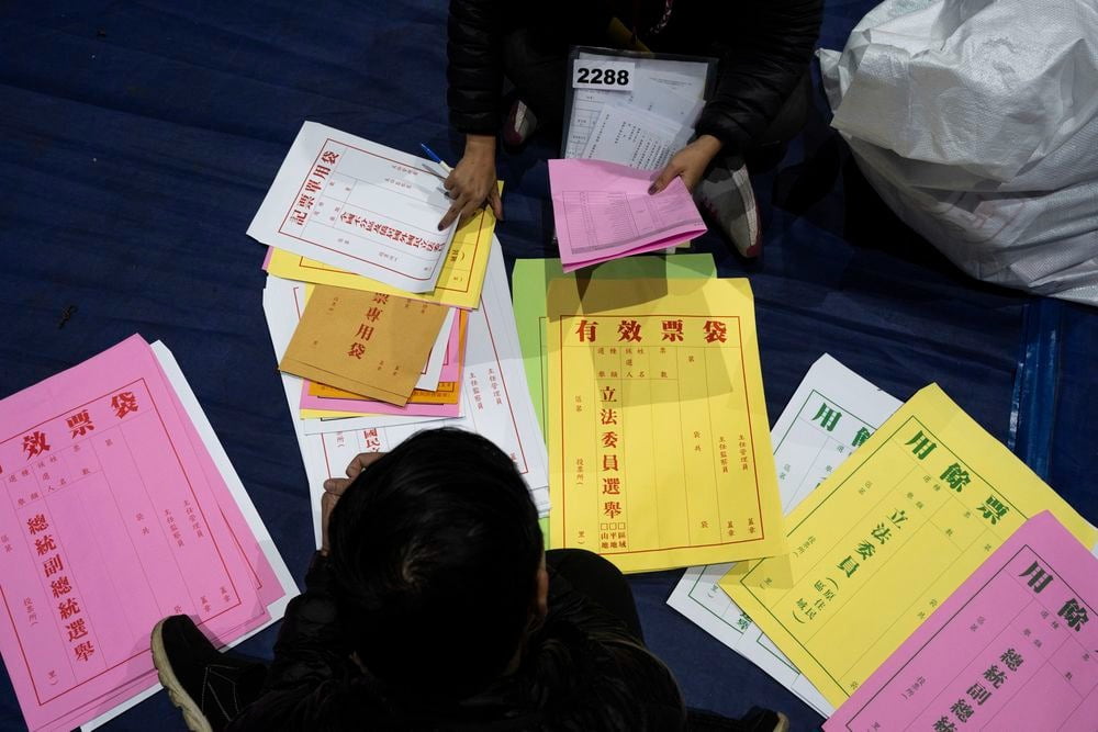 지난 12일 신베이시에서 관계자들이 투표에 쓰일 용지들을 정리하는 모습.  /사진=연합뉴스