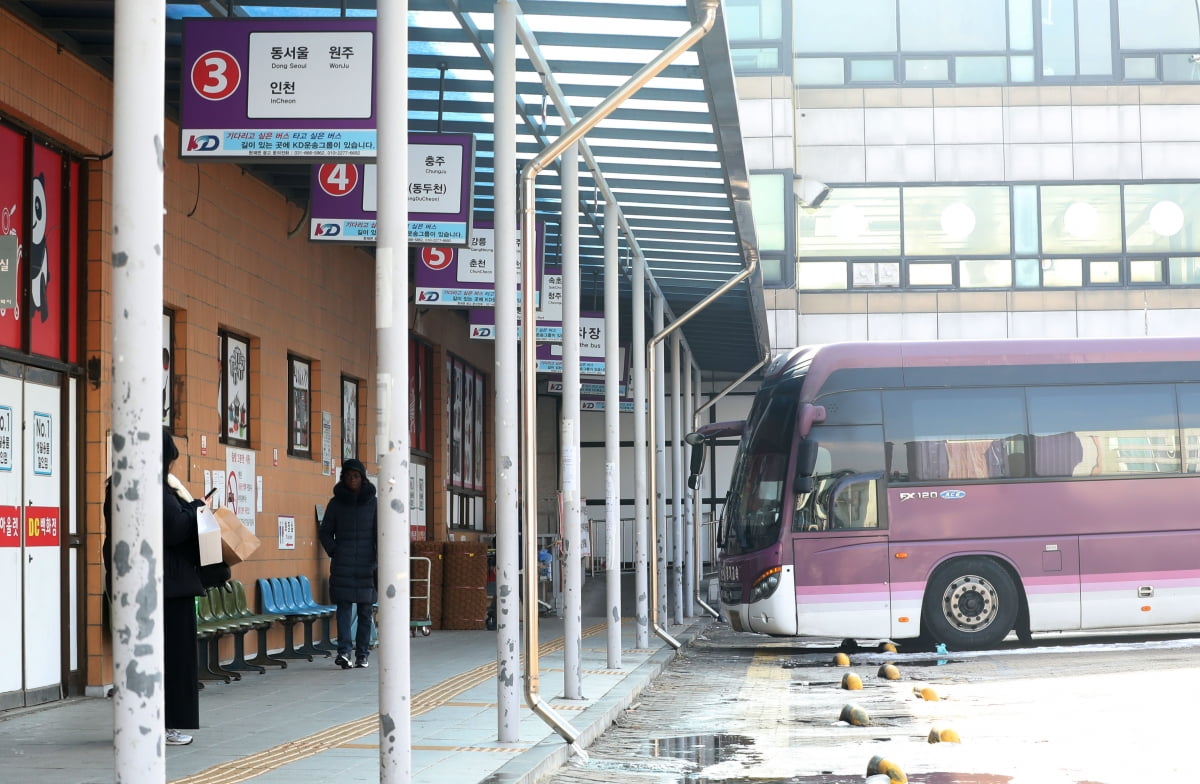 정부가 휴·폐업으로 어려움을 겪고 있는 버스와 터미널 사업자를 지원하기 위한 조치를 14일 내놨다. 지난달 31일 운영을 종료한 경기 평택에 있는 송탄시외버스터미널.                     뉴스1
