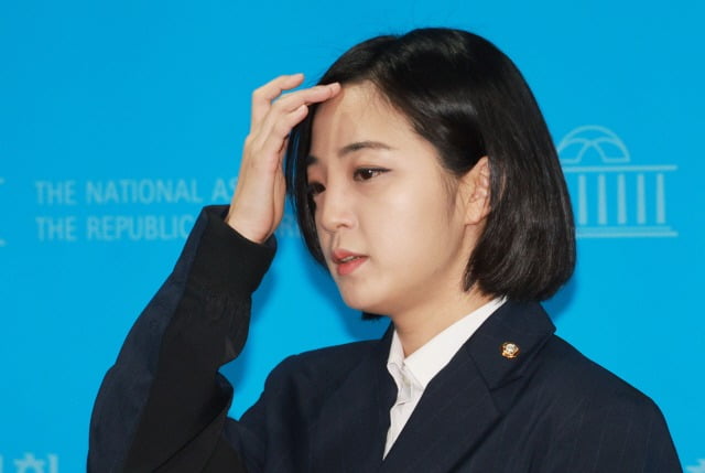 류호정 정의당 의원이 15일 서울 여의도 국회 소통관에서  "정의당을 탈당하고 의원직 내려놓겠다"고 밝히고 있다. 뉴스1