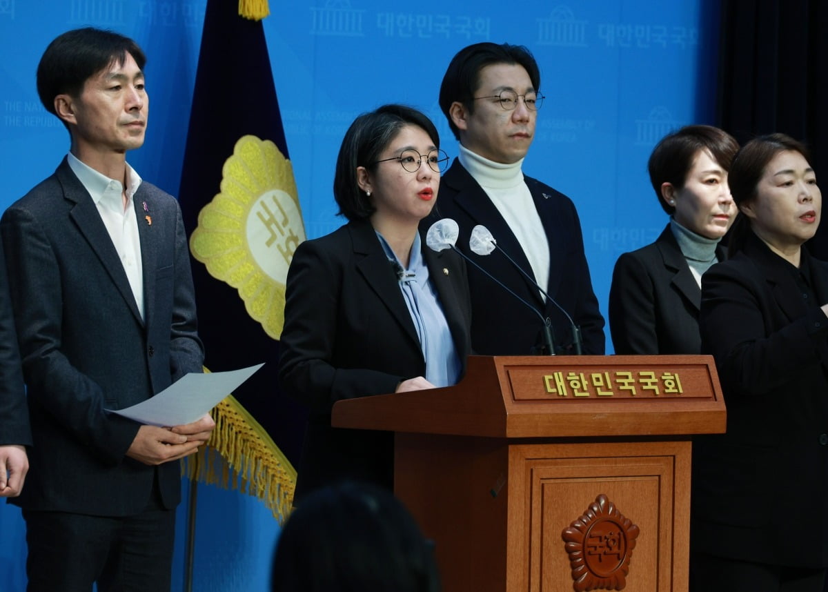 용혜인 기본소득당 의원(왼쪽 두 번째)이 15일 서울 여의도 국회 소통관에서 개혁연합신당 관련 기자회견을 하고 있다. 뉴스1