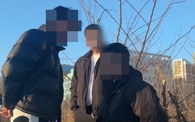 "할아버지 왜 때렸냐?"…'경비원 폭행' 10대 무릎 꿇린 유튜버