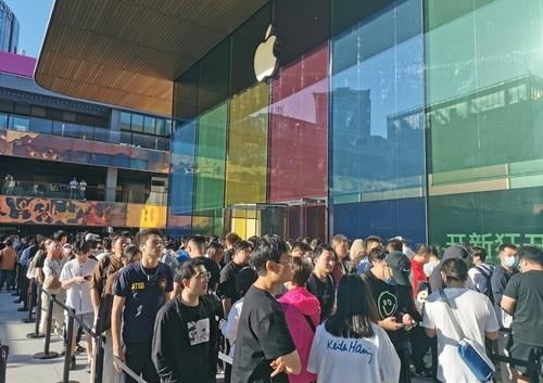 애플 매장 앞에 줄 선 중국 소비자들. 연합뉴스