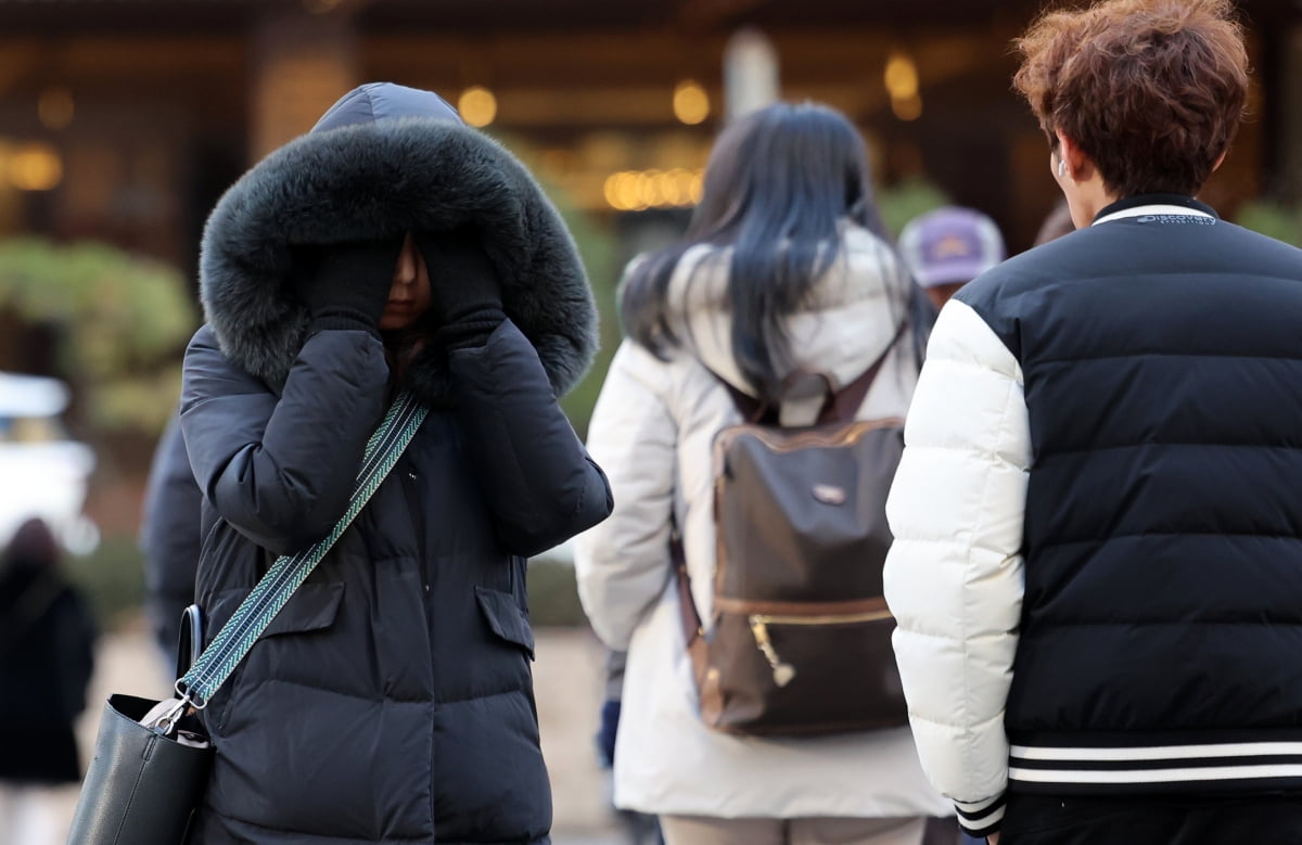 시민들이 출근길 발걸음을 재촉하고 있다. 사진=카지노 미국DB