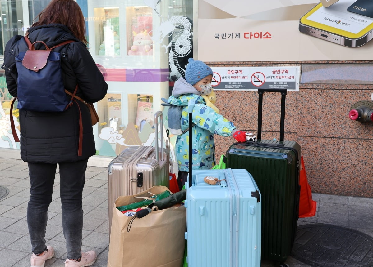 지난 15일 서울 명동 다이소 명동역점 매장 앞에 외국인 관광객들이 여행용 캐리어를 맡고 있다./ 강은구 기자