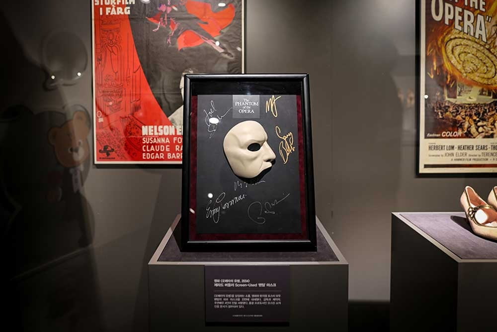 ≪오페라의 유령≫ '팬텀'의 마스크와 케이프