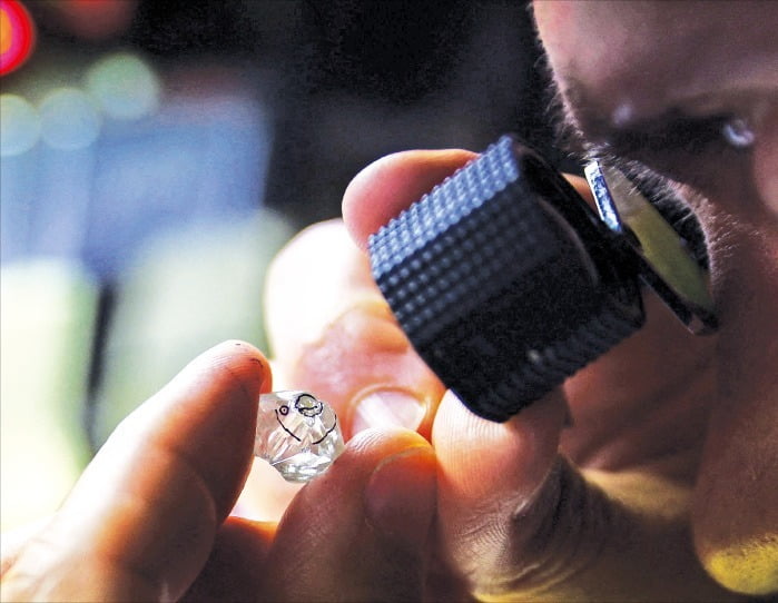 벨기에 앤트워프에서 지난해 10월 한 보석 감정사가 다이아몬드 원석을 감정하고 있다. /로이터통신