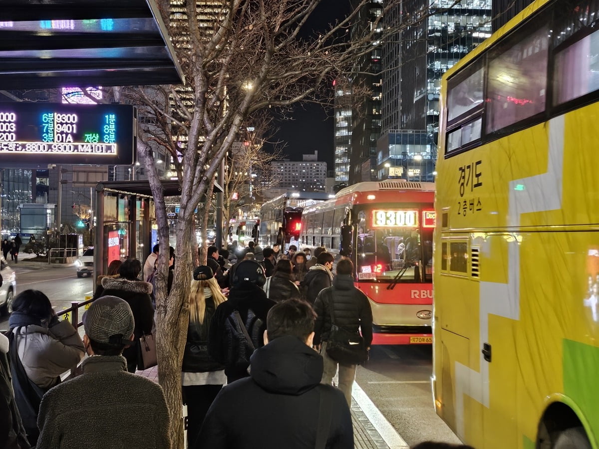 남대문세무서·서울백병원 광역버스 정류소를 이용해 퇴근하는 시민들의 모습. /사진=김영리 한경닷컴 기자