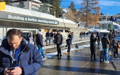 1박 800만원 '미친 물가'…공무원들 "도미토리서 쪽잠 자요" [관가 포커스]