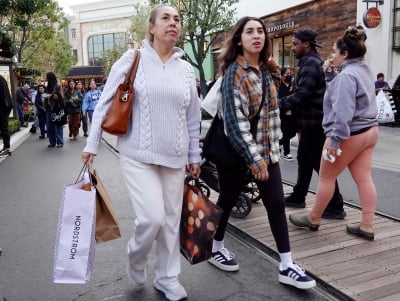 美 연말 소비 강했다…소매판매 전망치 웃도는 0.6% 증가