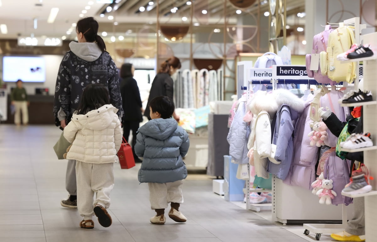 지난 18일 서울의 한 대형 백화점에서 보호자와 아이들이 아동복 매장을 둘러보고 있다. / 사진=김범준 기자