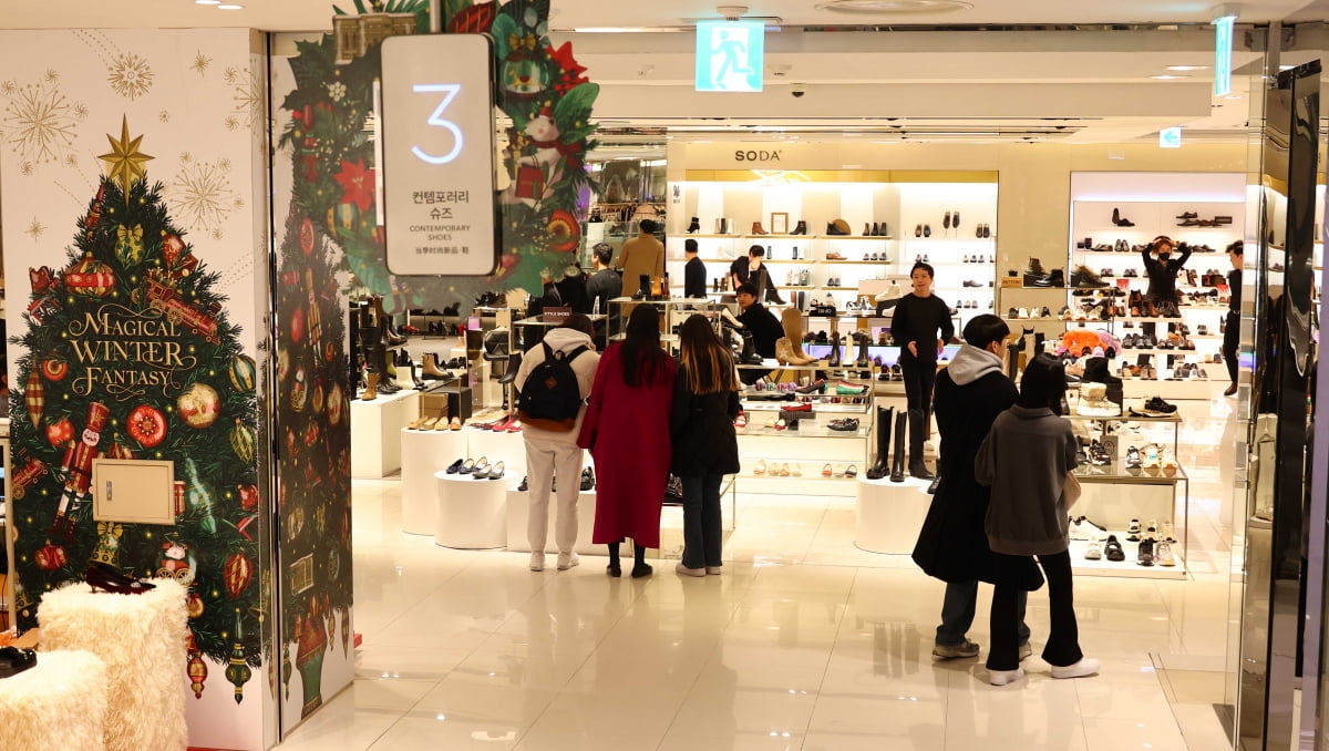 서울시내 한 백화점 매장에서 손님들이 쇼핑을 하고 있다. 김병언 기자