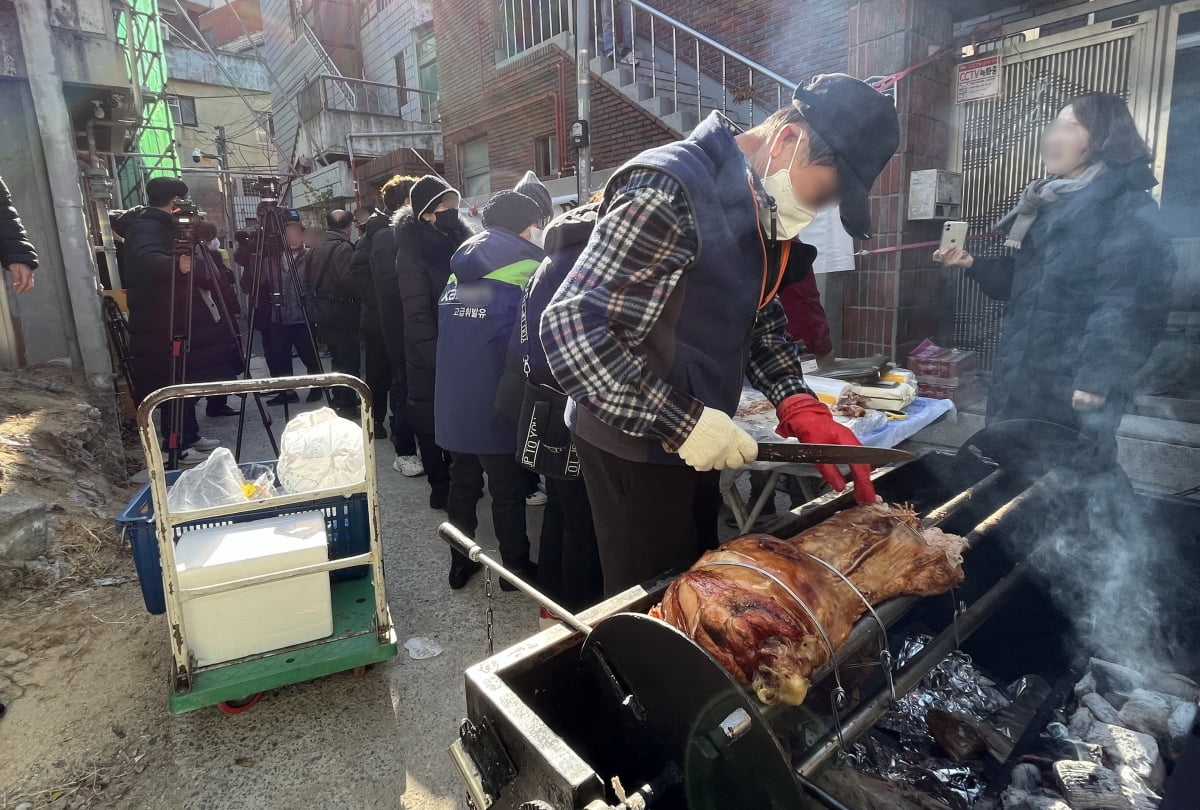 '대현동 이슬람사원 건립 반대 비대위'가 2022년 12월 15일 대구 북구 대현동 이슬람 사원 공사장 앞에서 통돼지 바비큐를 구워 먹는 행사를 열고 있다. /사진=연합뉴스