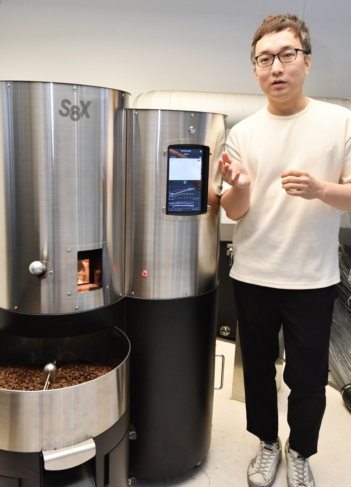우종욱 스트롱홀드테크놀로지 대표가 서울 독산동 본사에서 AI 로스팅 머신에 대해 설명하고 있다. 사진=한경DB