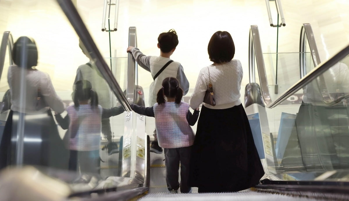 18일 서울의 한 대형 백화점에서 보호자와 아이들이 에스컬레이터를 타고 내려가고 있다./김범준 기자