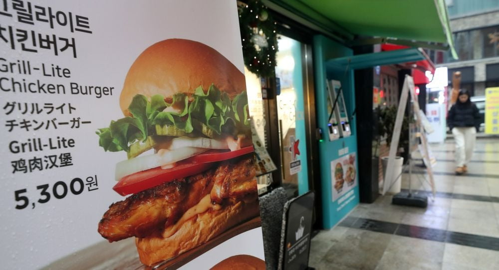서울 중구 명동의 한 햄버거 매장에 입간판이 설치된 모습. 뉴스1