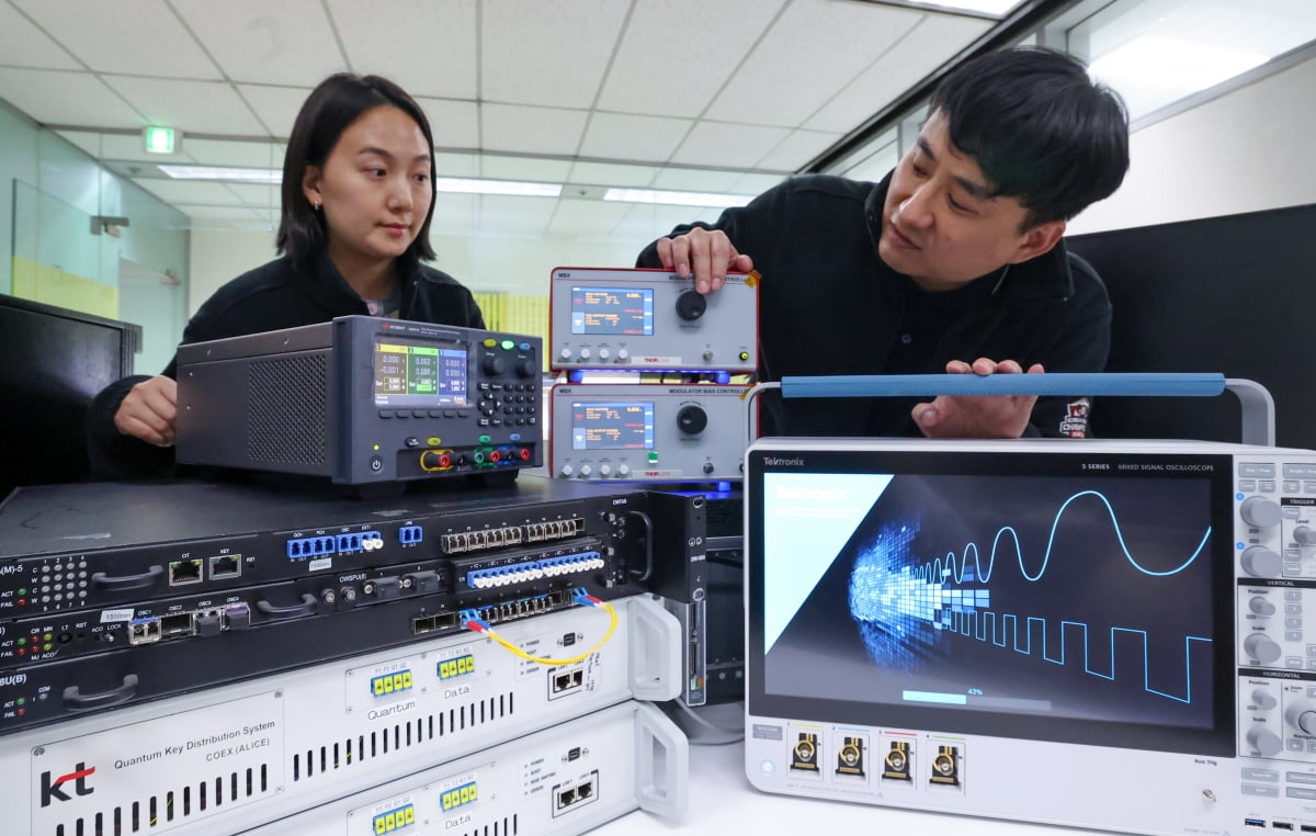 서울 서초구 우면동에 있는 KT 네트워크연구소에서 엔지니어들이 양자의 변화를 검출할 수 있는 장비를 확인하고 있다. 최혁 기자