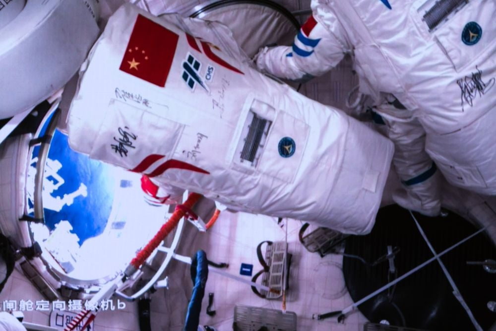 중국의 우주비행사 탕훙보가 우주정거장 연구실 모듈 원톈의 에어록 객실 해치를 열고 있는 모습 / 사진=신화통신(Xinhua)