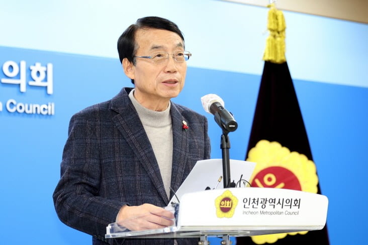 허식 인천시의장이 21일 자신에 대한 동료의원들의 불신임안 발의에 대해 입장문을 발표하고 있다. 인천시의회