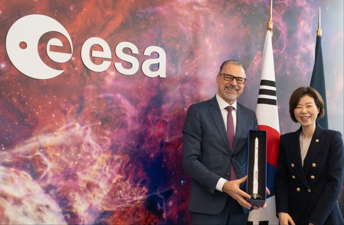 조성경 과기정통부 제1차관이 지난 19일(현지시간) 프랑스 파리 유럽우주국(European Space Agency, ESA)을 방문, 요세프 아쉬바허 ESA 사무총장과 기념촬영을 하고 있다. / 사진=과기정통부