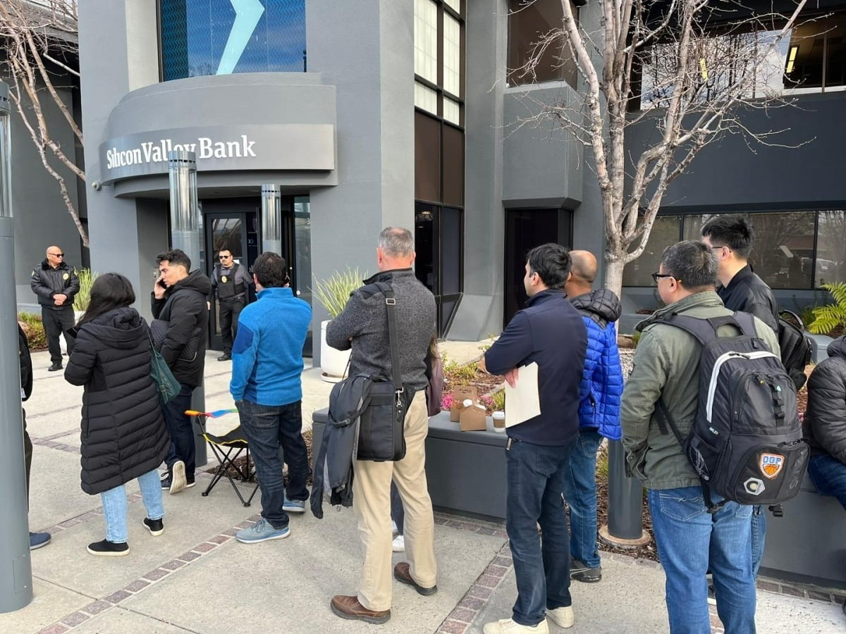 실리콘밸리은행(SVB)이 파업한지 사흘 뒤인 지난해 3월13일 본사 앞에 고객들이 보장 한도 내에서 예금을 찾기 위해 줄을 서서 기다리고 있다. 연합뉴스