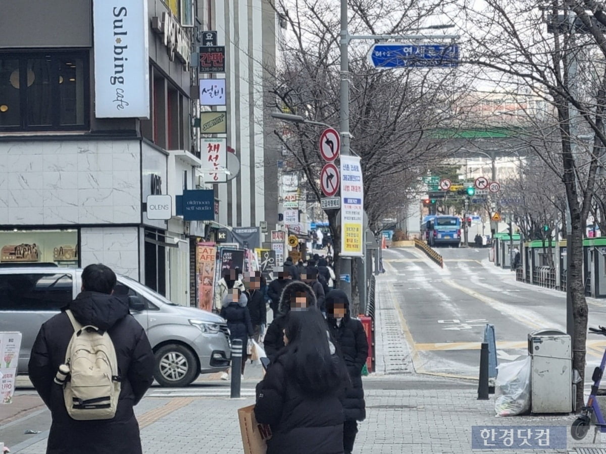 체감 온도가 영하 20도로 떨어졌던 지난 23일 서울 서대문구 창천동 일대 연세로에 시민들이 발걸음을 옮기고 있다. 사진=이송렬 기자. 