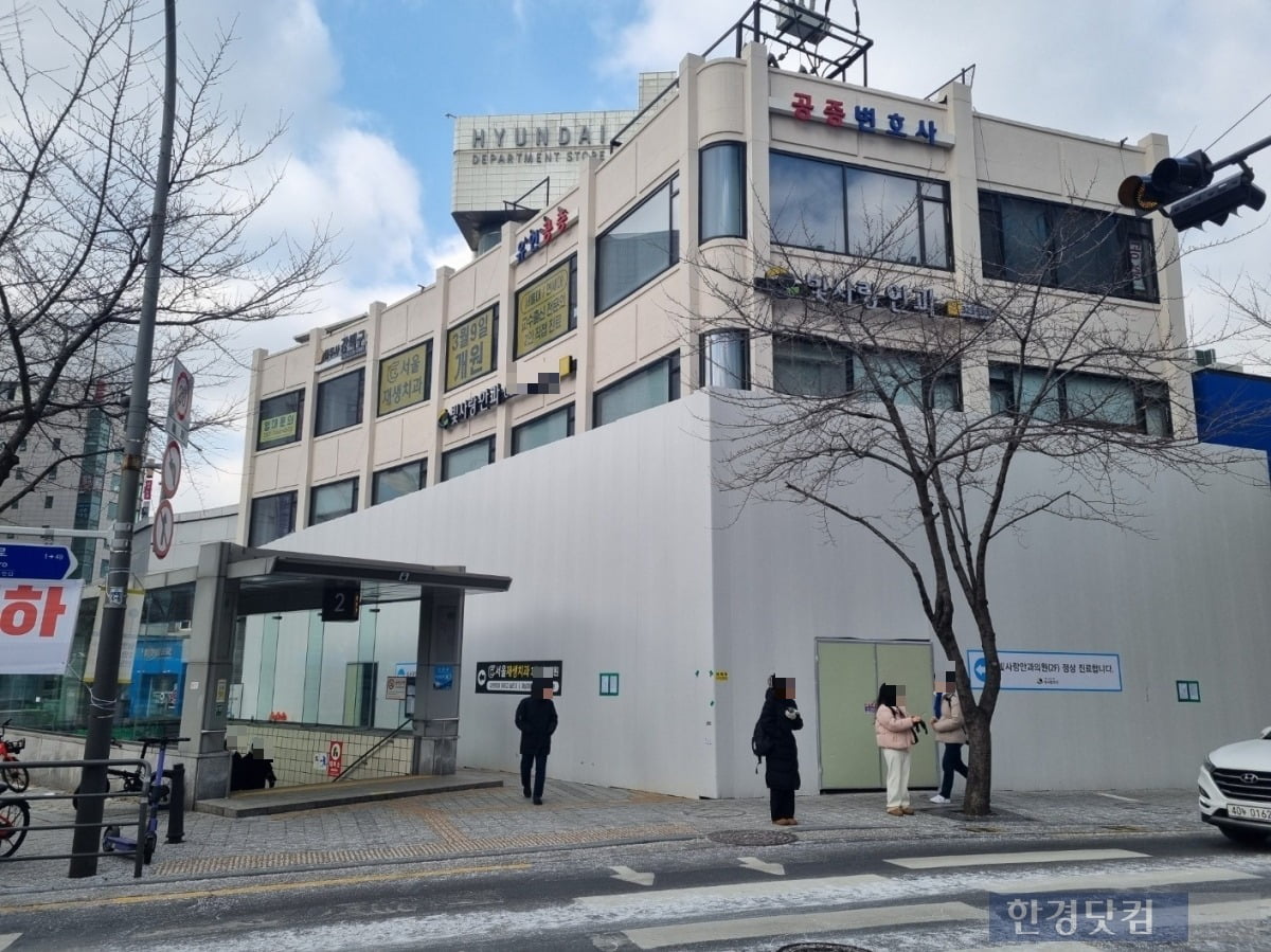 서울 지하철 신촌역 2번 출구 앞에서 21년 동안 자리를 지켰던 '투썸플레이스 1호점'은 지난해 12월 문을 닫았다. 사진=이송렬 기자.