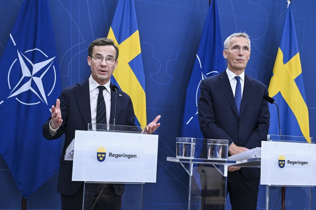 울프 크리스테르손 스웨덴 총리(왼쪽)가 지난해 10월 스톡홀름 스웨덴 정부 청사에서 옌스 스톨텐베르그 북대서양조약기구(NATO·나토) 사무총장과 기자회견하고 있다.  /AP