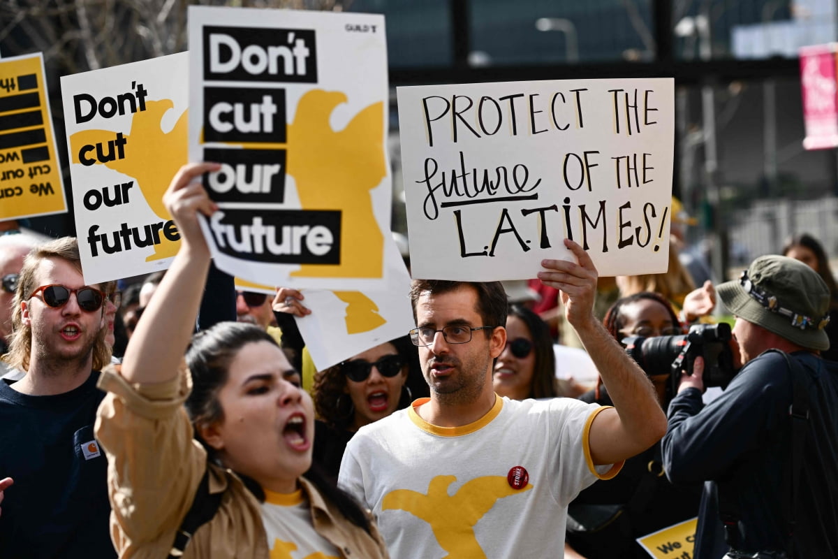 미국 LA 그랜드파크에서 지난 19일(현지시간) LA타임스 노조 조합원들이 정리해고와 직무 재배치에 항의하며 일일 파업을 벌이고 있다.  사진=AFP