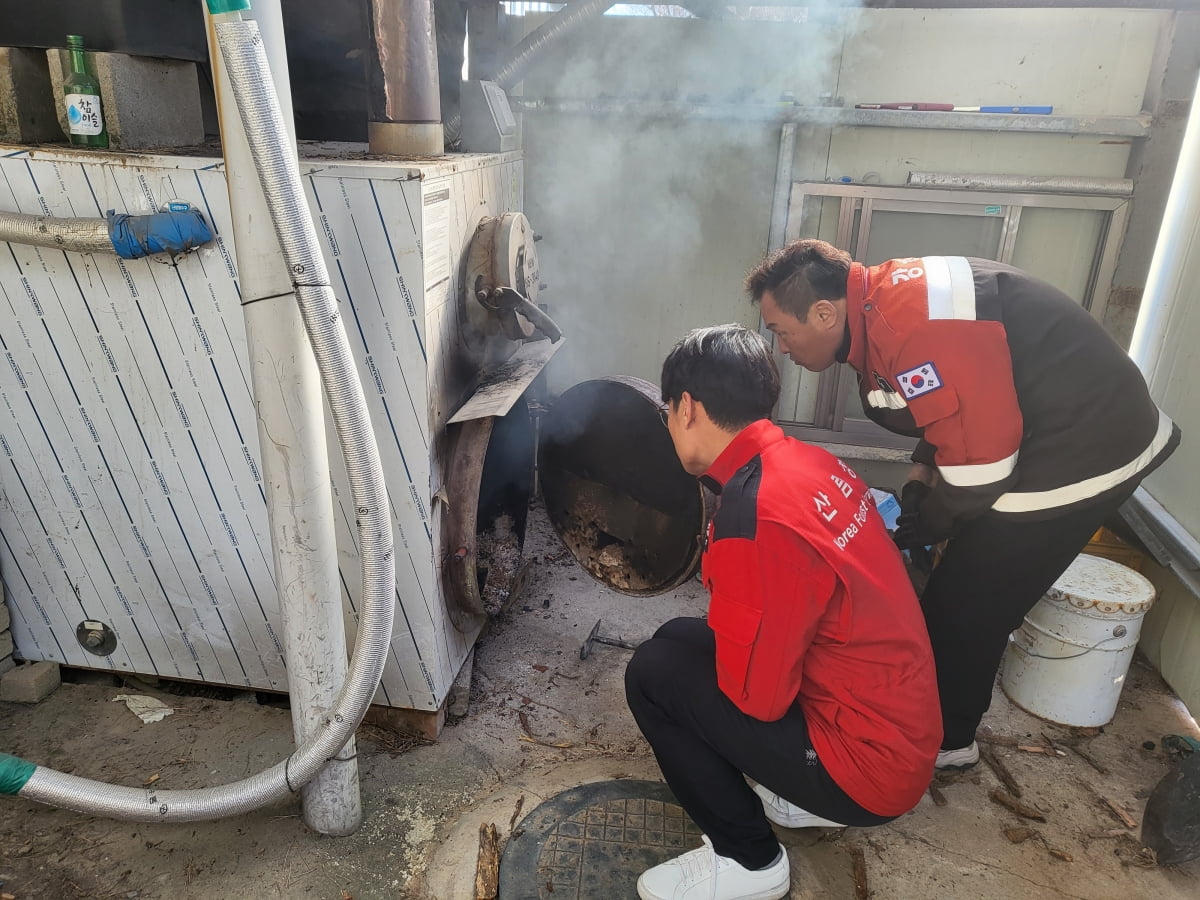 산림청 관계자들이 화목 보일러를 점검하고 있다. 산림청 제공