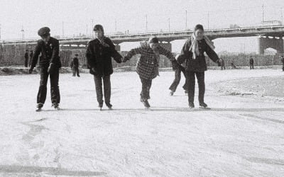 [필름의 추억] 효창운동장 얼려 스케이트 탄 열정…빙상스포츠 강국엔 이유 있었다
