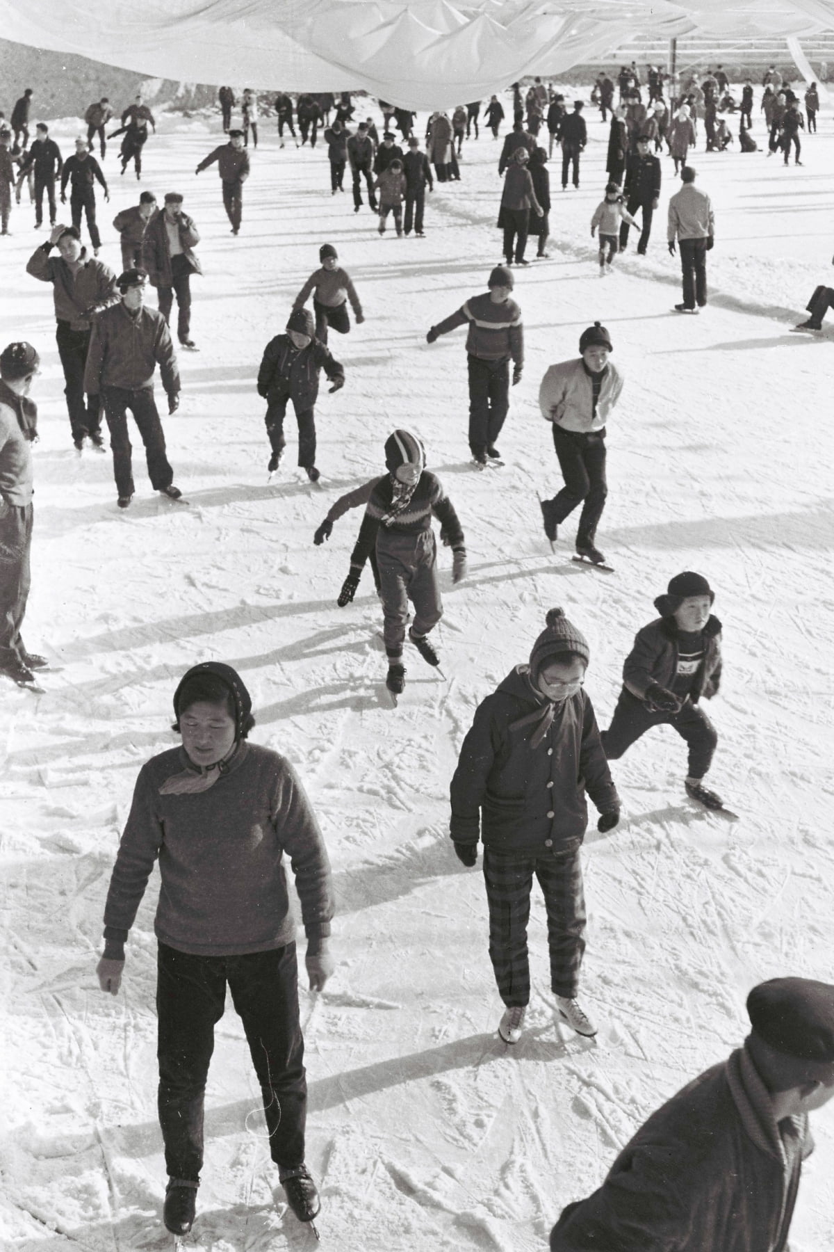 1963년 1월 11일 서울 효창운동장에서 스케이트를 타는 시민들/한경디지털자산
