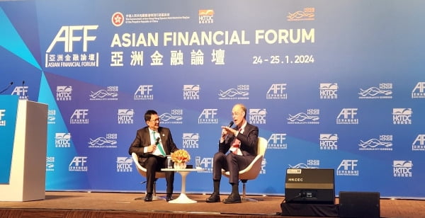 더글라스 다이아몬드 시카고대학 교수(오른쪽)가 25일 홍콩에서 열린 '아시아 금융포럼'에서 발언하고 있다.  /성상훈 기자 