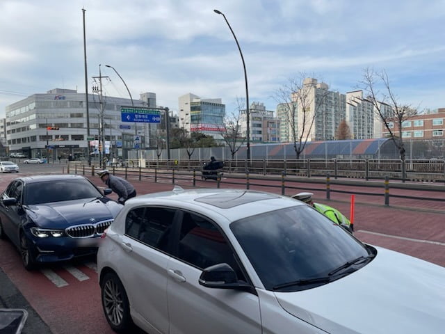 지난 19일 강서경찰서가 신방화역 사거리에서 우회전 일시정지 단속을 시행하던 모습.  /사진=서울강서경찰서 제공