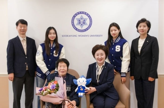 김정자 할머니와 장윤금 숙명여대 총장 외 숙명여대 관계자들. /사진=숙명여자대학교 제공