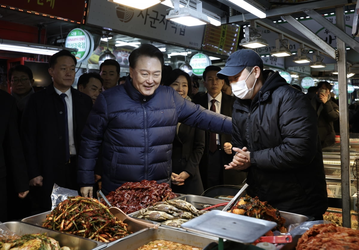 윤석열 대통령이 25일 경기도 의정부시 의정부제일시장을 찾아 상인들을 격려하고 있다. /사진=연합뉴스