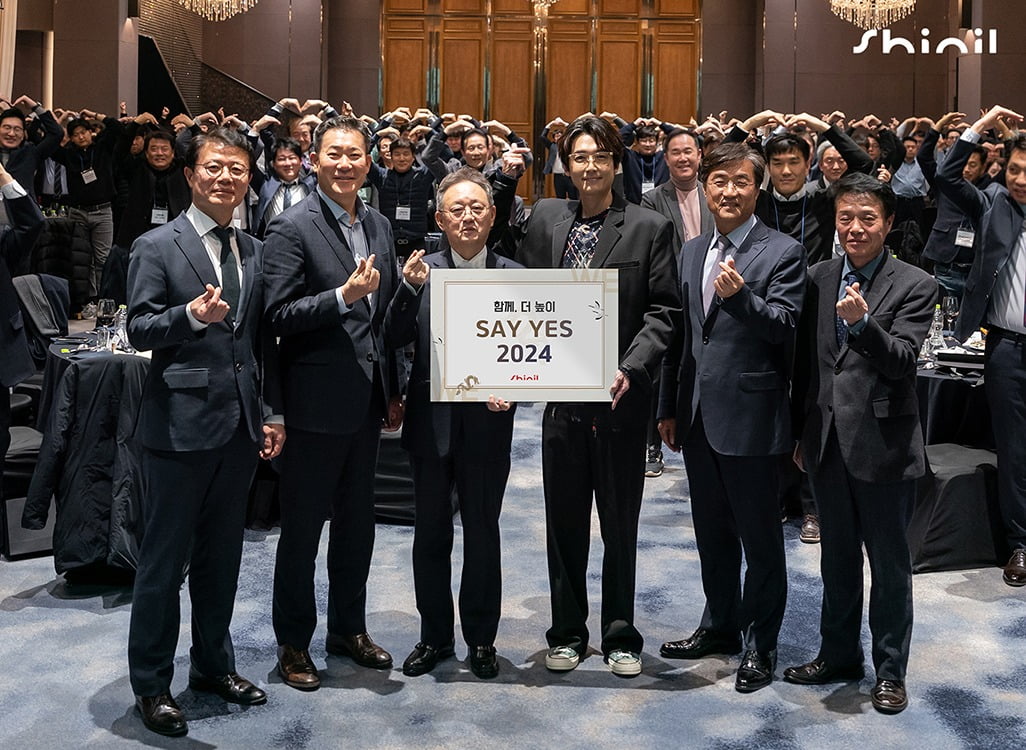 김영 신일전자 회장(왼쪽에서 세 번째)과 정윤석 사장(왼쪽에서 다섯 번째). 사진=신일전자 제공