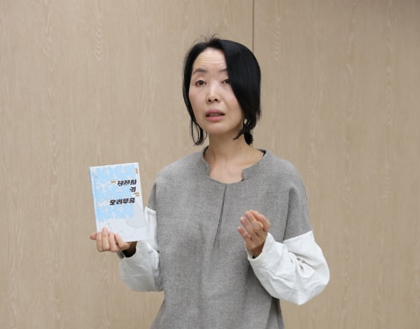 박지영 소설가가 지난 25일 서울 중림동 한국경제신문사에서 본지와 ‘테레사의 오리무중’ 책 출간 기념 인터뷰를 하고 있다. 이솔 기자