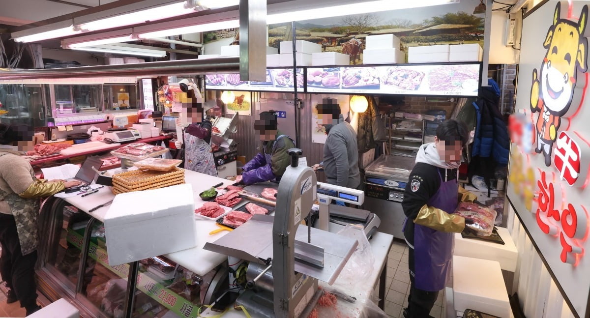 25일 서울 마장동 축산시장에 있는 한 육가공업체에서 직원들이 고기 분류 작업을 하고 있다. 사진=한경DB