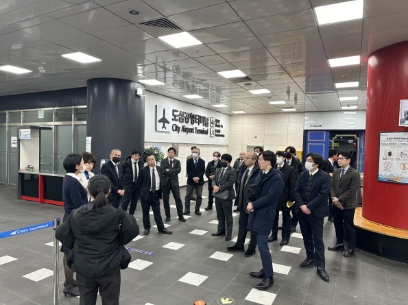지난 25일 일본 게이세이그룹 임직원들이 서울역 도심공항터미널을 견학하는 모습. 공항철도