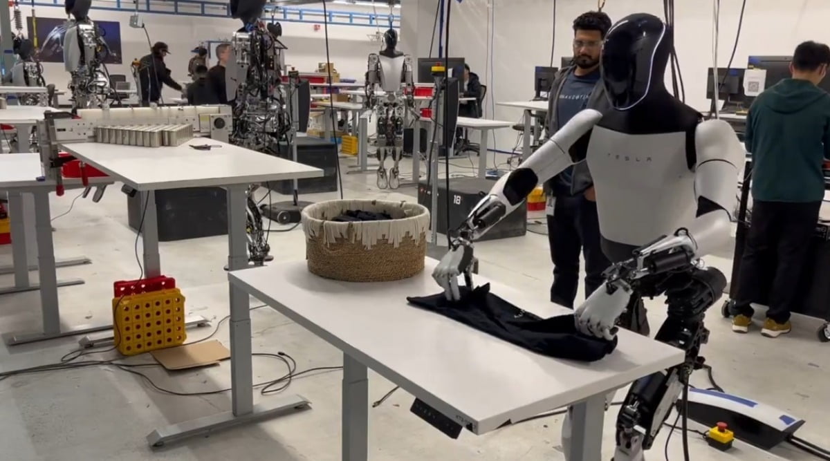 지난 16일 테슬라는 인간형 로봇 옵티머스 2세대가 셔츠를 개는 모습을 X에 공개했다. /테슬라 X
