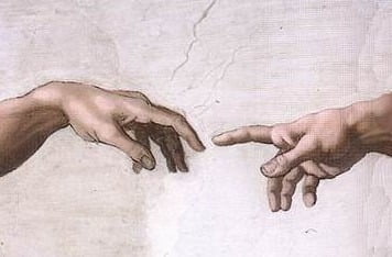 시스티나 천장화 '아담의 탄생'의 손 부분 확대. 일부 학자들은 두 손이 조금 떨어져 있는 모양을 두고 '인간은 영원히 신처럼 완전해질 수 없다'는 것을 뜻한다고 해석한다. 이 손 모양은 훗날 수많은 예술가들이 반복해서 사용하는 모티브가 됐다.