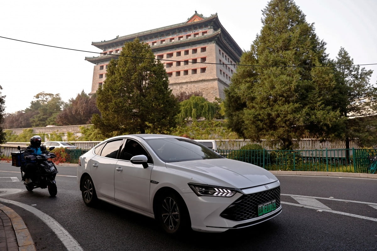 중국 베이징 거리를 달리는 BYD 전기차 친(Qin). 이 모델은 전세계에서 테슬라 모델Y와 모델3에 이어 세 번째로 많이 팔린 전기차다.   사진=로이터