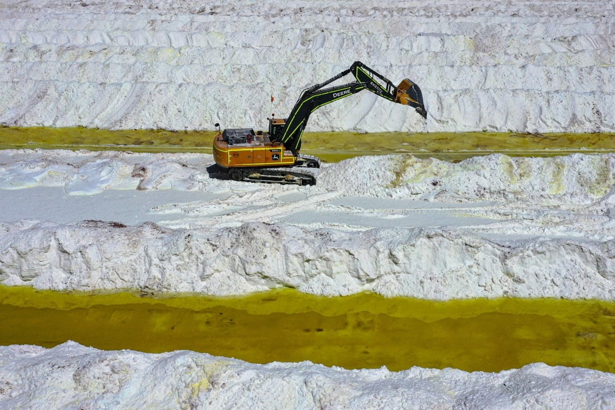 칠레 아타카마 사막의 염호에서 리튬기업 SQM의 굴삭기가 채굴 작업을 하고 있다.   사진=AFP
