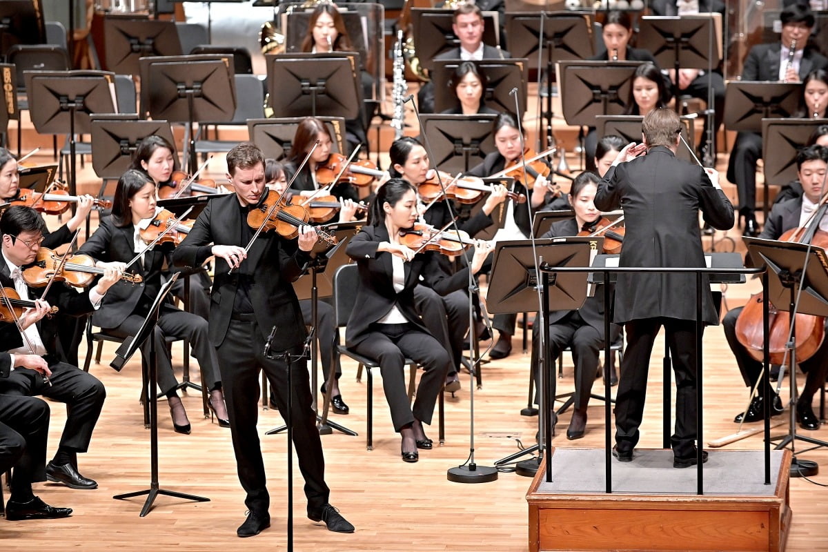 체코 출신 바이올리니스트 슈파체크가 지난 26일 서울 예술의전당에서 KBS교향악단(지휘 피에타리 잉키넨)과 협연하고 있다. KBS교향악단 제공