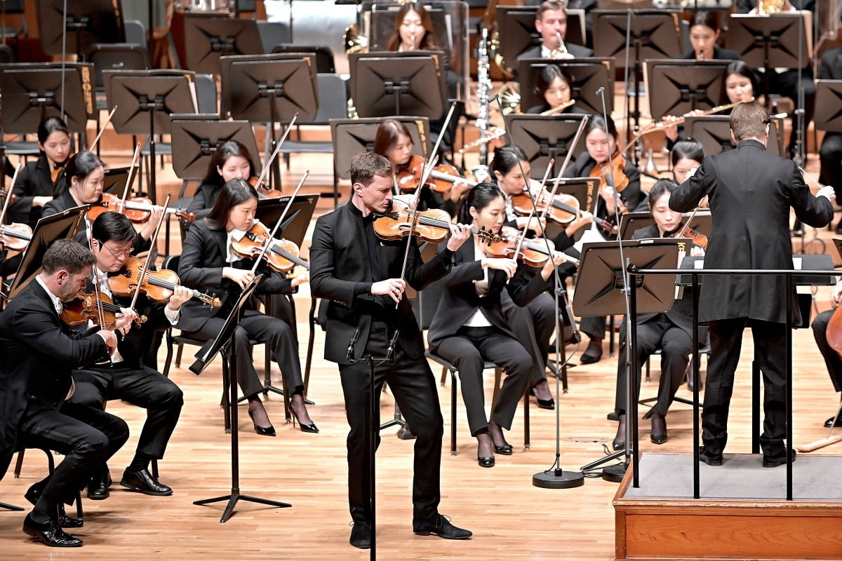 체코 출신 바이올리니스트 슈파체크가 지난 26일 서울 예술의전당에서 KBS교향악단(지휘 피에타리 잉키넨)과 협연하고 있다. KBS교향악단 제공