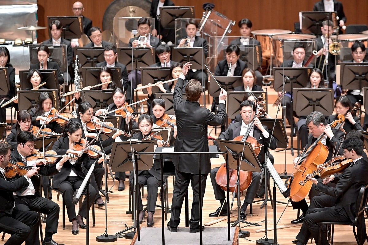 피에타리 잉키넨이 지난 26일 서울 예술의전당에서 KBS교향악단을 지휘하고 있다. KBS교향악단 제공