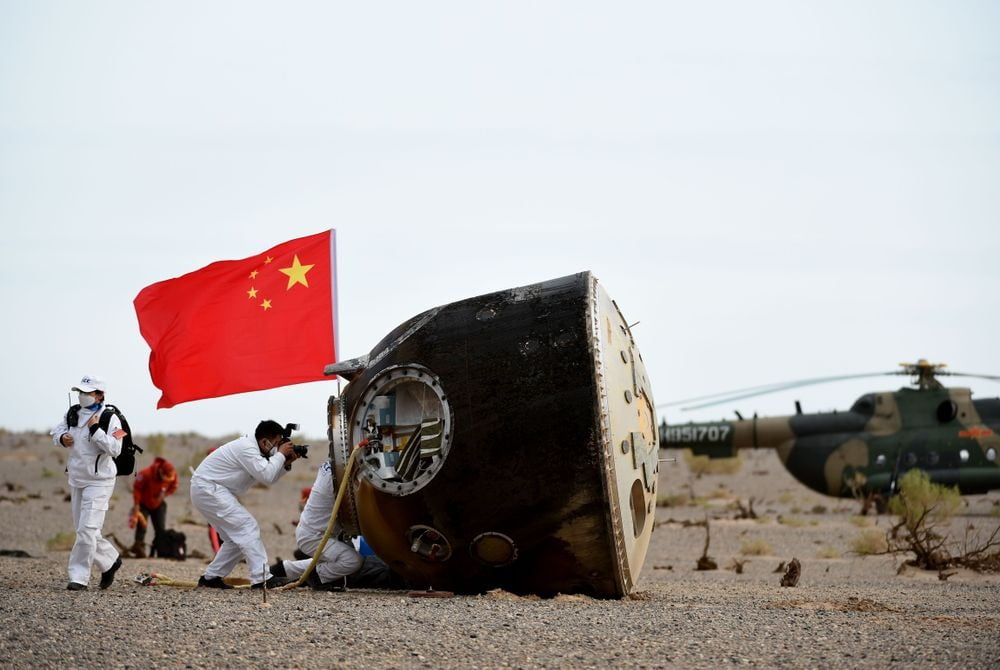 지난해 6월4일 중국 내몽골 자치구 둥펑 착륙장에 선저우 15호 유인 우주선의 귀환 캡슐이 착륙한 모습. 2024-01-05 / 사진=신화 연합