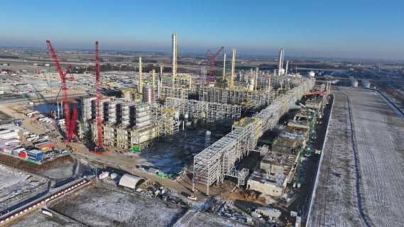 폴란드 마조프셰주(州) 프워츠크에 있는 PKN올렌 올레핀 확장프로젝트 현장. 가운데 우뚝 솟은 칼럼(굴뚝)이 프로필렌 생산설비인 C3스플리터다.  / 현대엔지니어링 제공