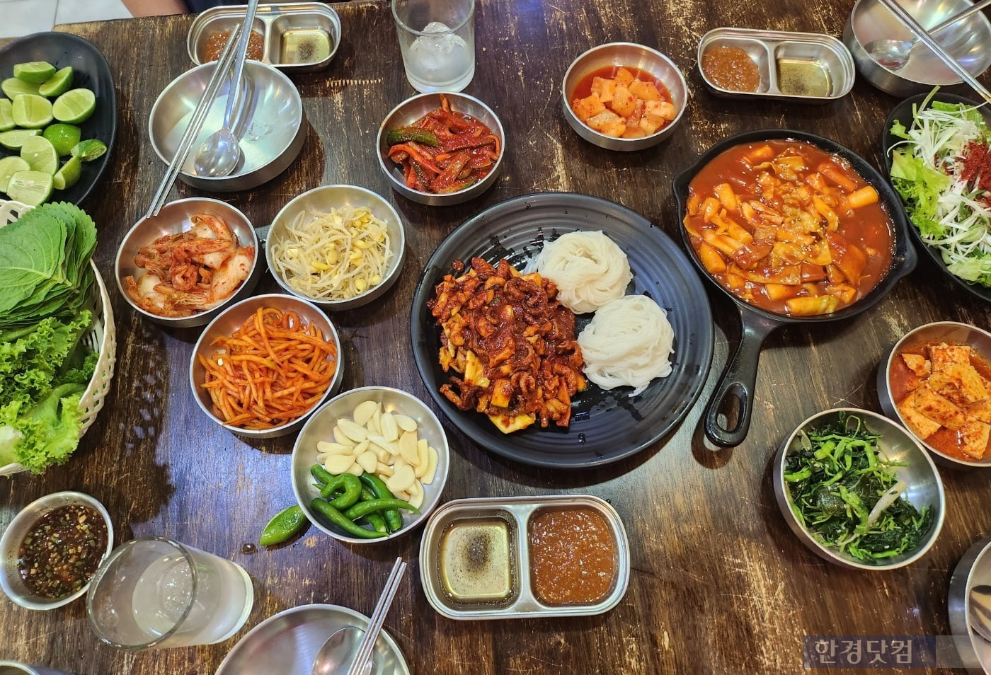 태국 방콕 한식당 '수라간'에서 선보이는 메뉴. 다양한 밑반찬이 한국 식당과 흡사하다. (사진=이미나 기자)