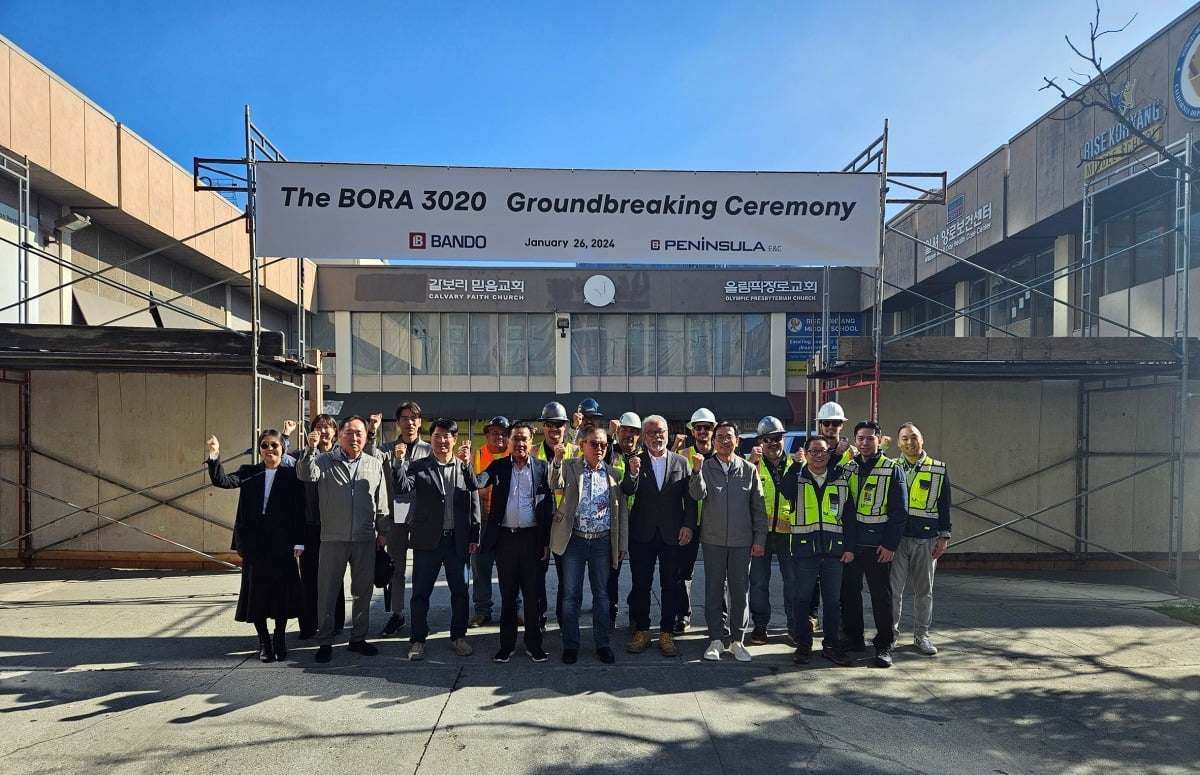 미국 LA 2차 사업지 착공식에 참석한 권홍사 회장(가운데)이 현지 직원들과 성공적인 준공을 위해 파이팅을 외치고 있다./반도건설 제공
